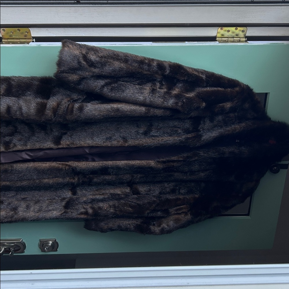 EUC faux fur coat - Picture 8 of 8